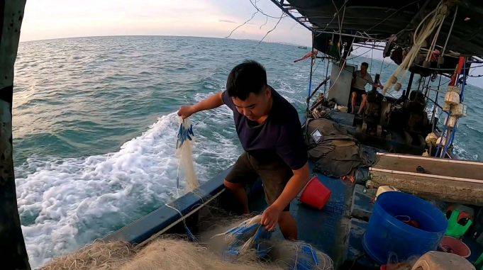 小梁父子渔民生活5800块买的虾网什么时候能赚回来