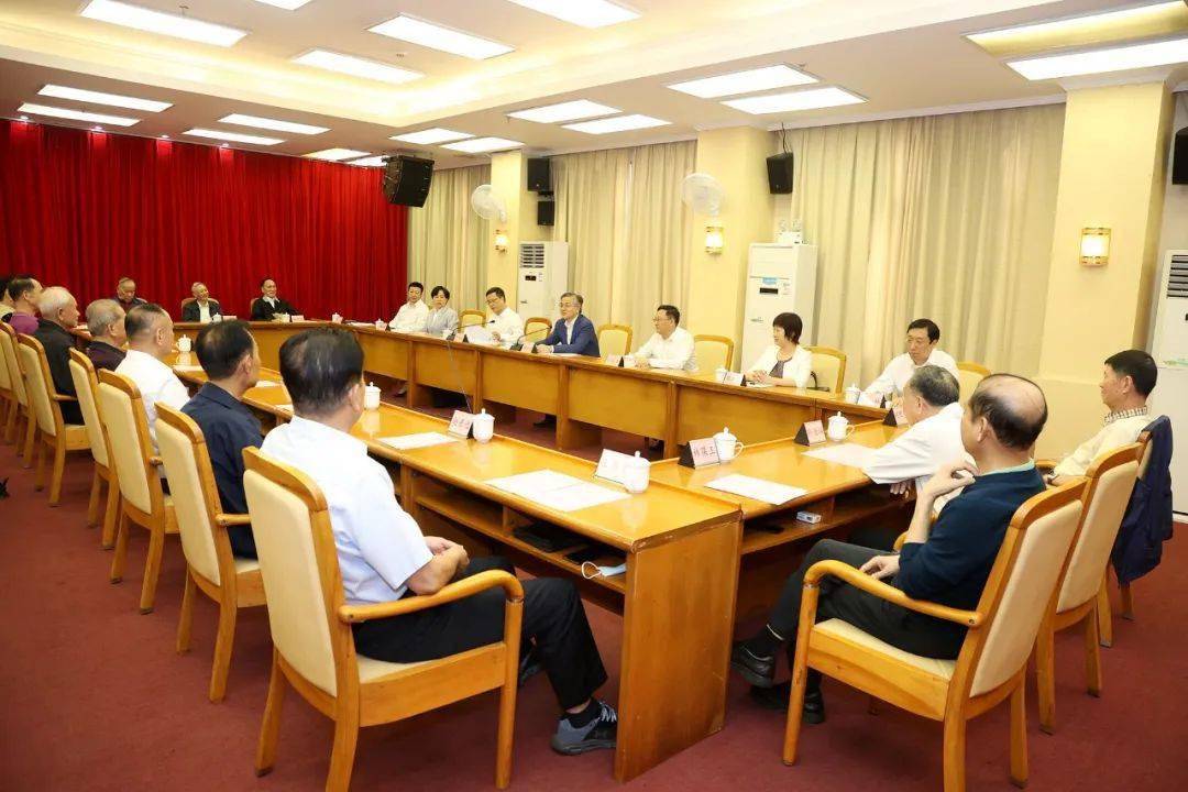 三亚举行市级离退休老同志情况通报会