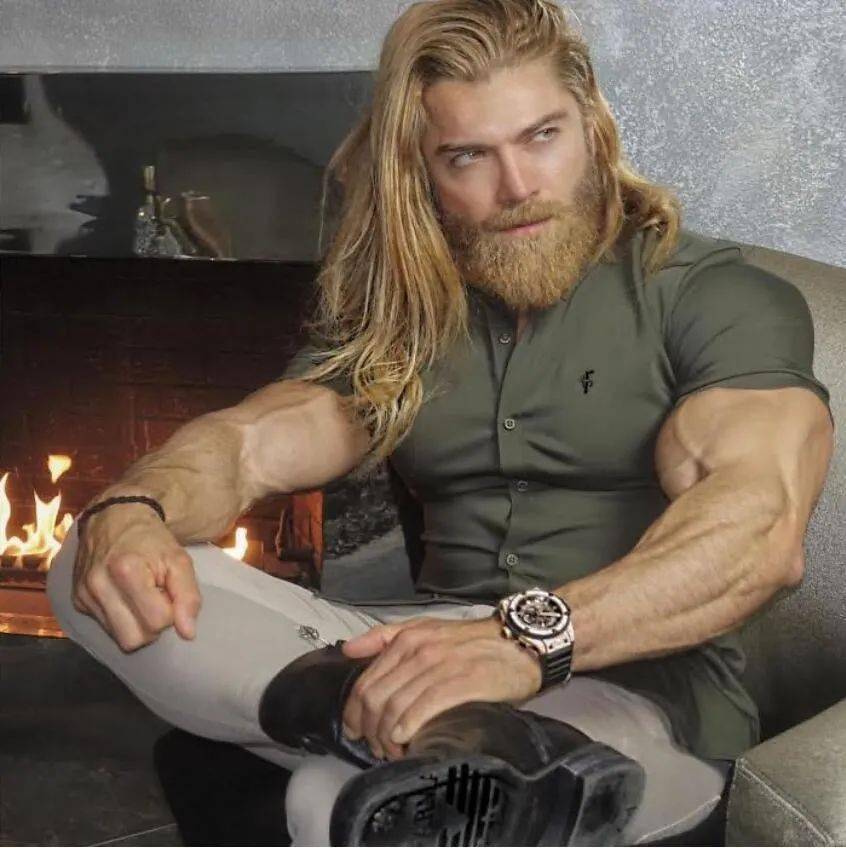 一般都说衣服要穿得合身,但是英国一家品牌专门找肌肉男来穿紧身服饰