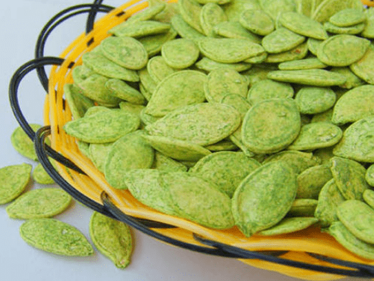 瓜子除了口味多,颜色也很多,有白色,绿色,红色,褐色等,并不是用食材