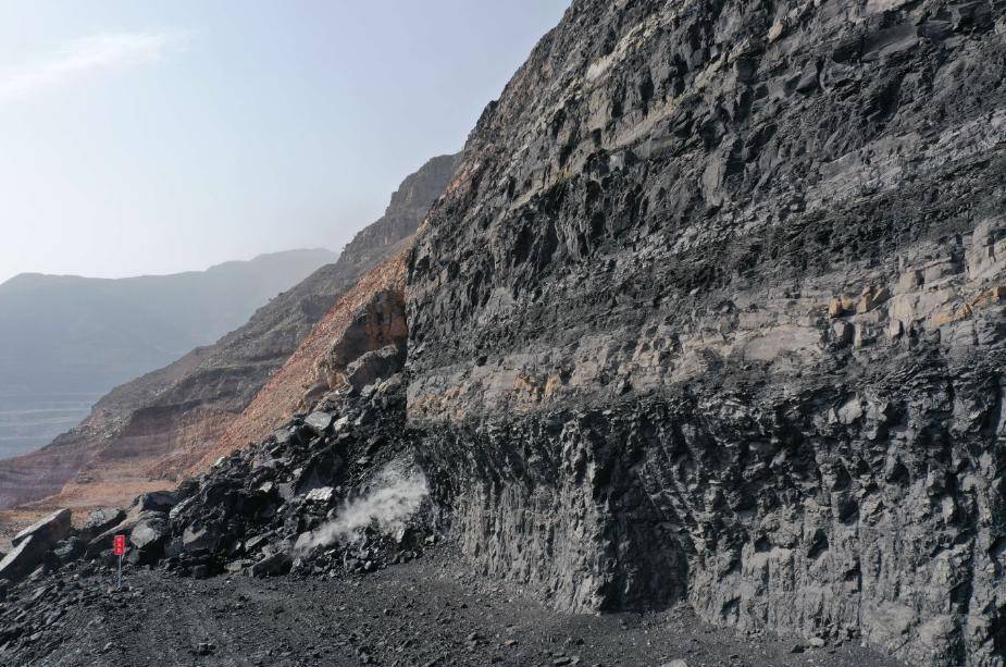 被“烧伤”的贺兰山：煤层自燃三百年，每年损失10亿元