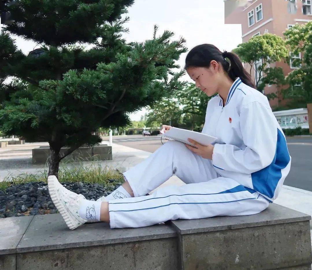 在他初中时一次偶然的机会与健美操结缘,也是用了健美操这个特长考上