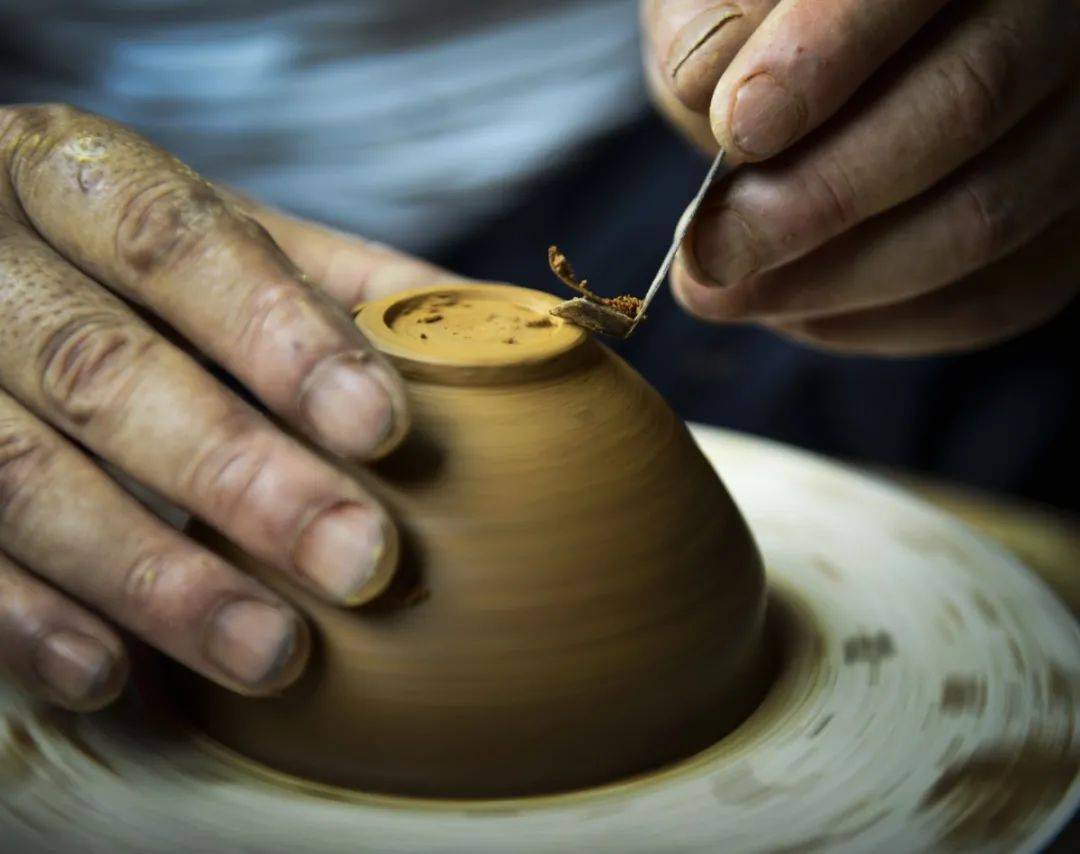 321蔡炳龙,自幼受建盏文化的影响,家庭的熏陶,喜好制陶烧瓷工艺制作.