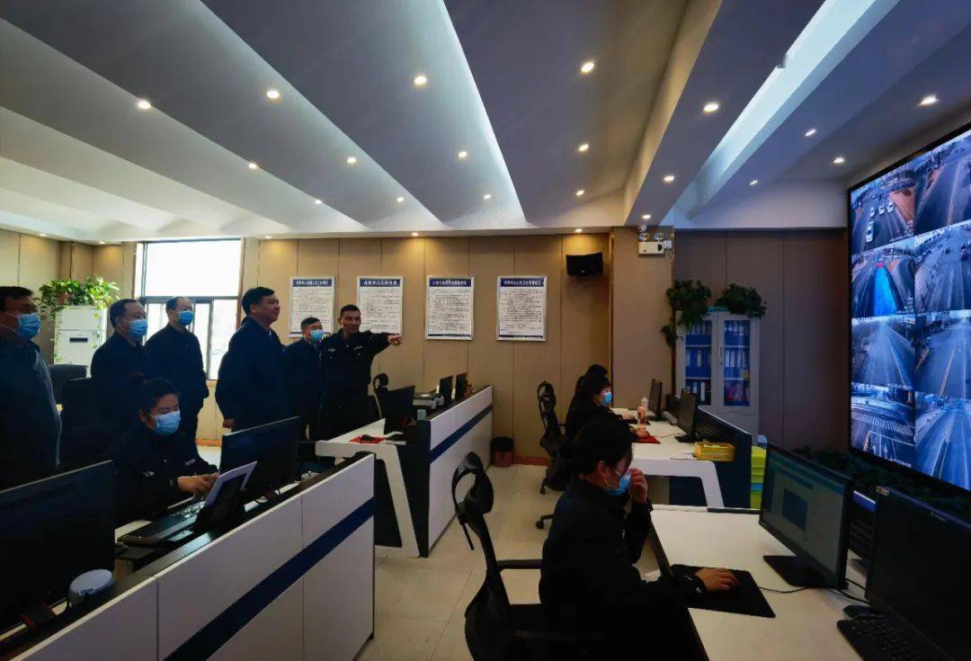 管委会主任王景书带领班子成员走访慰问一线工作人员