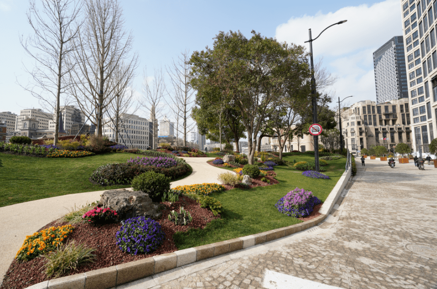 从上海大厦的蓝梦花园伊始,经由宝丽嘉酒店的时光花园,邮政博物馆的