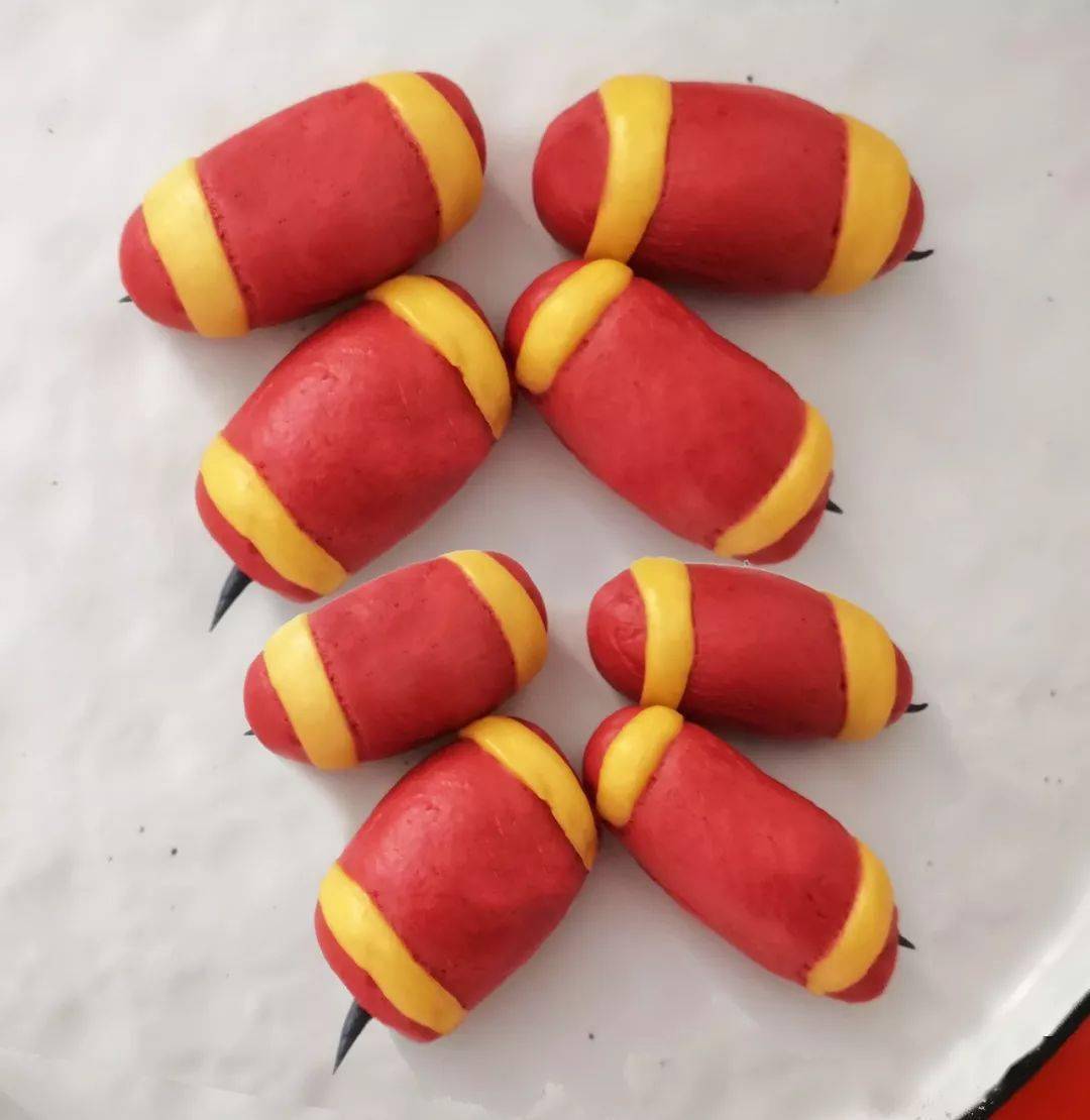 那就跟着我们一起,做一款红色小鞭炮馒头吧,超级简单的哦.