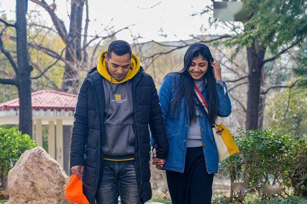 响应号召孟加拉国研究生夫妻决定留郑过年在超市精打细算备年货