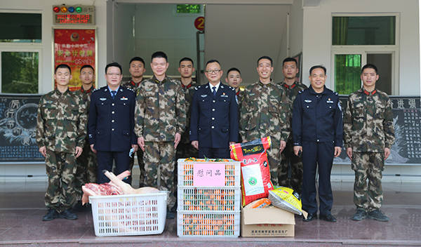 南寧監獄黨委書記,監獄長鬍錦山帶隊慰問武警官兵.