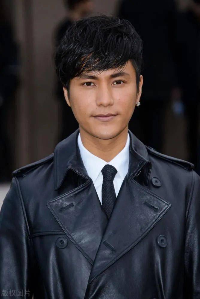 陈坤19岁儿子陈尊佑和美女紧贴合影 疑恋情