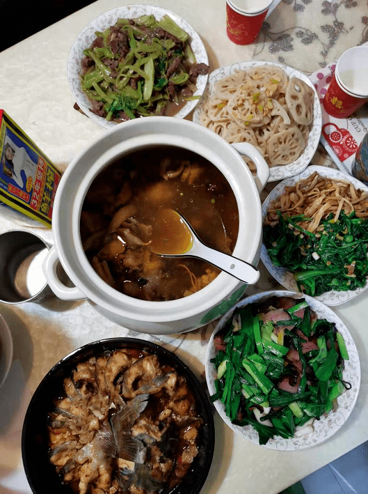 今年,许多人都选择就地过年,此处安心是吾家,除夕夜,聚在一起吃饭就是