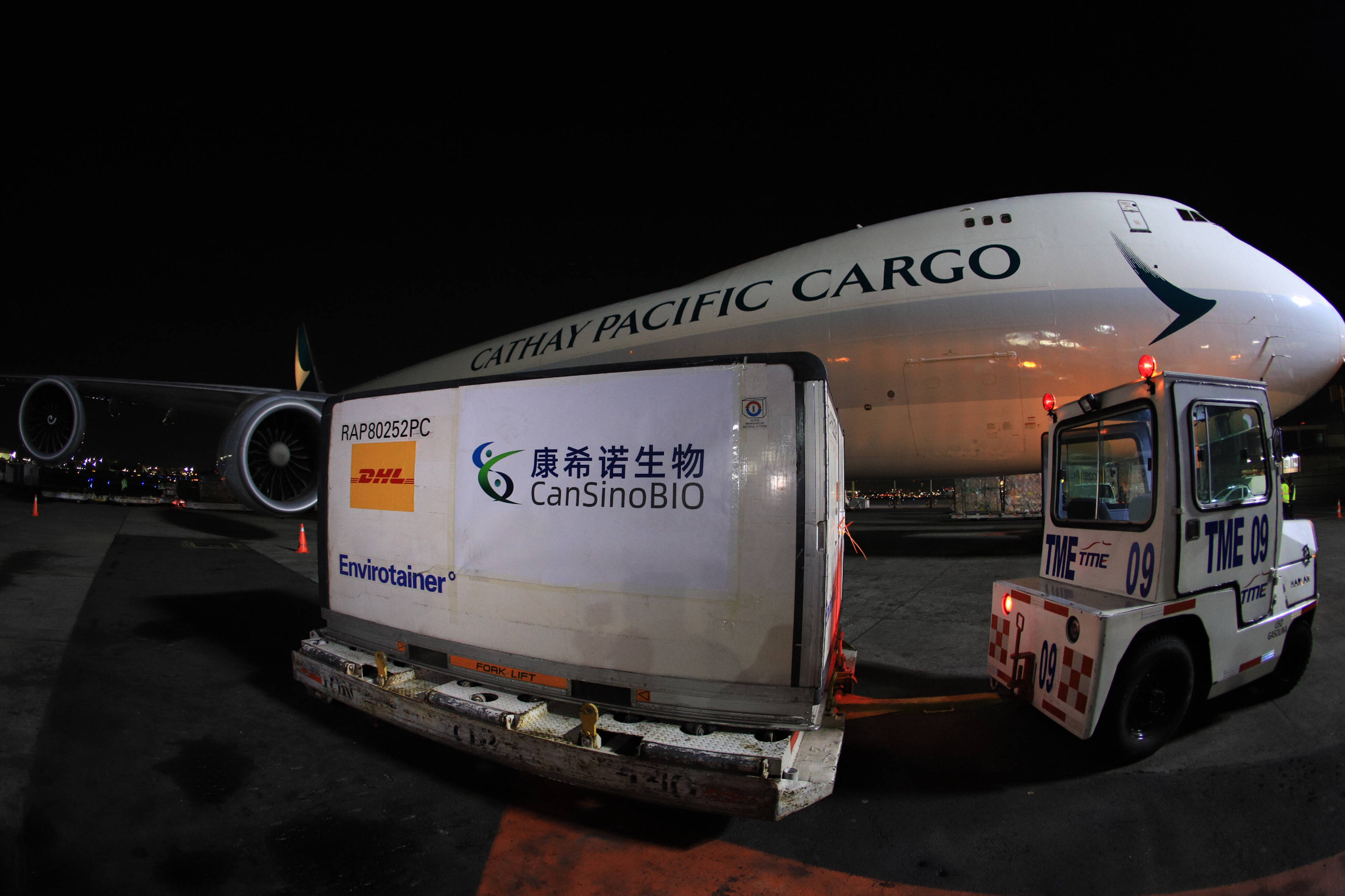 月11日在墨西哥首都墨西哥城国际机场拍摄的装有疫苗原液的航空运输箱