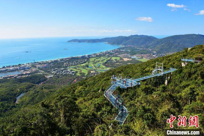 三亚旅游春节"未打烊 游客玩海登山安享假期