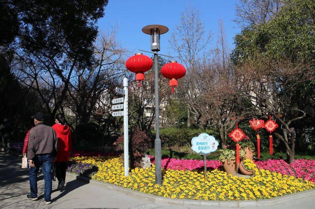 主入口处也新辟草花花坛,还布置了"福"字中国结,再加上"水霞公园"几个