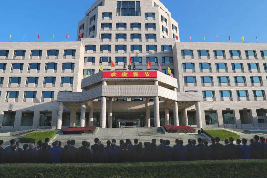 市委市政府举行升国旗仪式