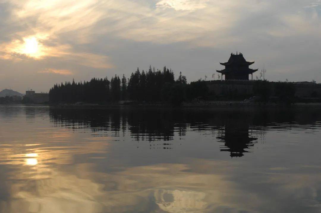 襄阳护城河与古城的仲宣楼在夕阳下构成一幅风景画.