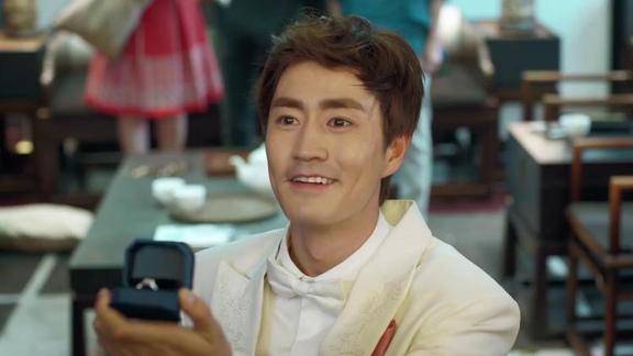 小丈夫杨玏和父亲爱上娘俩当众求婚被老妈直接打晕混蛋儿子