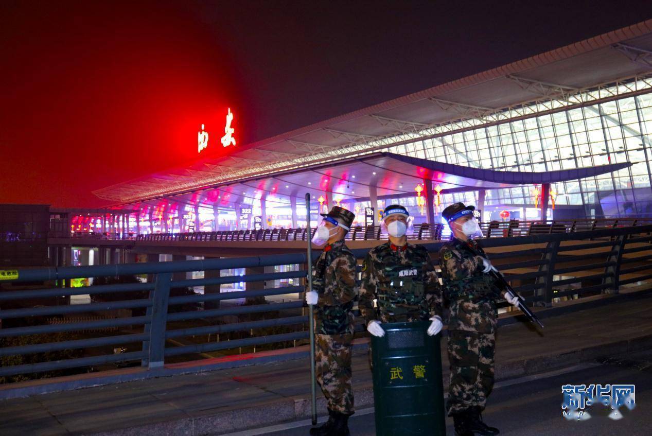 除夕夜武警官兵为祖国站岗守岁