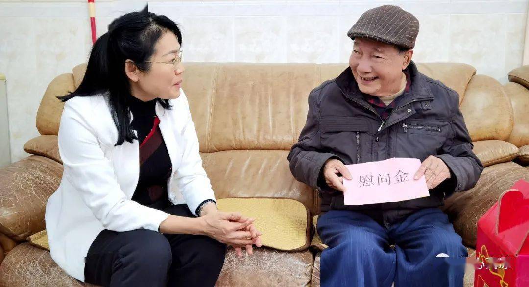 高州市委常委宣传部部长杜坤玲慰问道德模范和文化名人