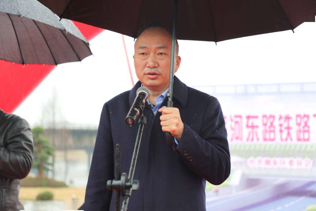 区领导杨博,何超,王志才,彭建达,汤雪林,文亚萍,胡勇出席通车仪式.