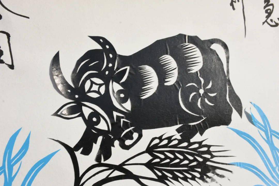 剪纸艺人巧手剪九牛喜迎新春