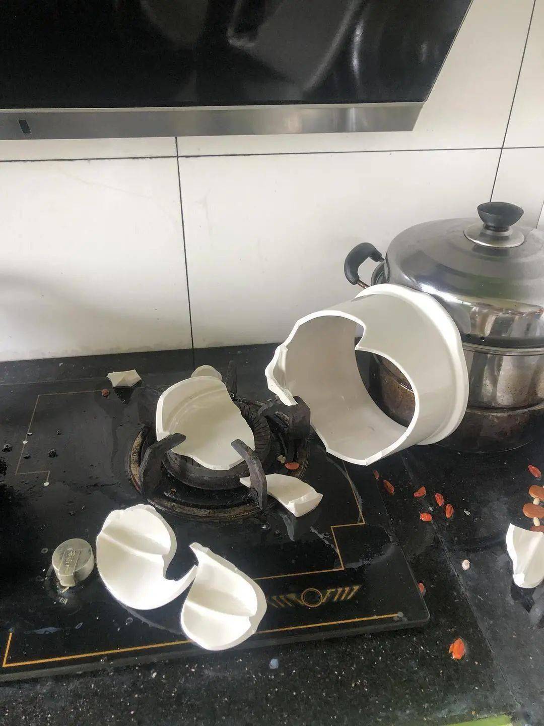 这届年轻人把下厨房变成了炸厨房