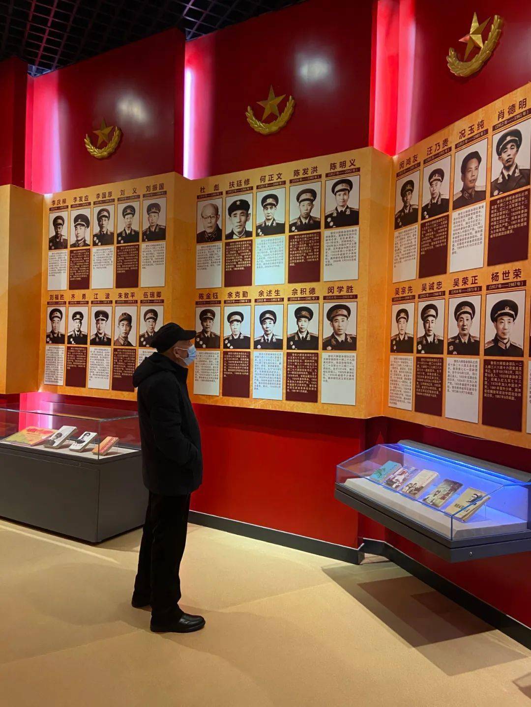 将军的介绍游客听着语音导览参观的情景春节期间五家渠博物馆正常开馆