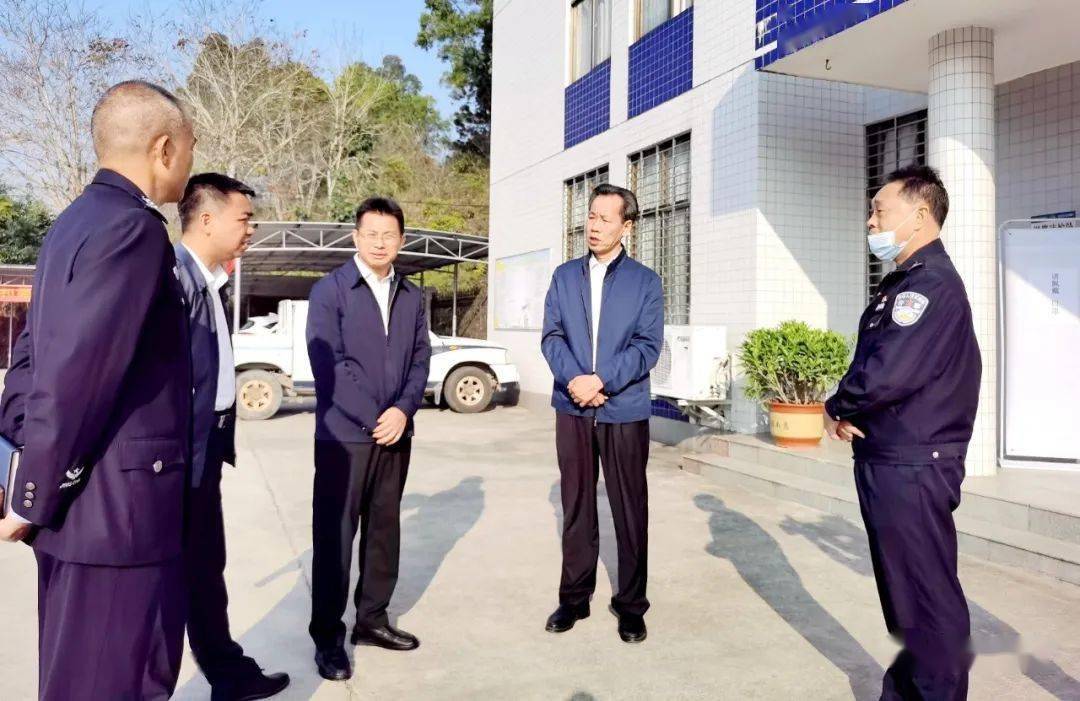 高州市委书记王土瑞,市委副书记,市长朱春保调研春节期间道路交通安全