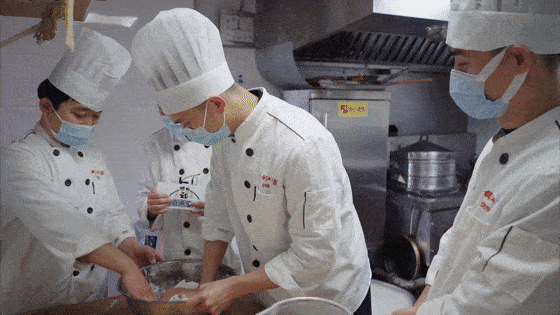 二九 新镇江餐厅马世奇组合与周姐姐 亲手为大家准备一份代表圆满的汤圆披上厨师服 化身点心师揉面、包馅