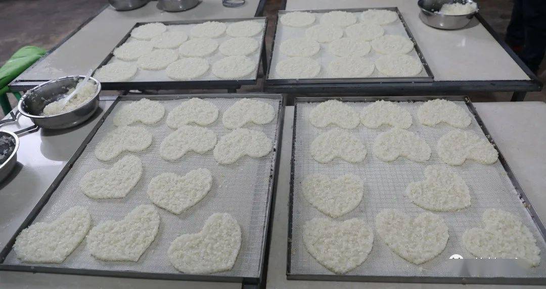 嘎嘣脆元江傣家米花吃起来