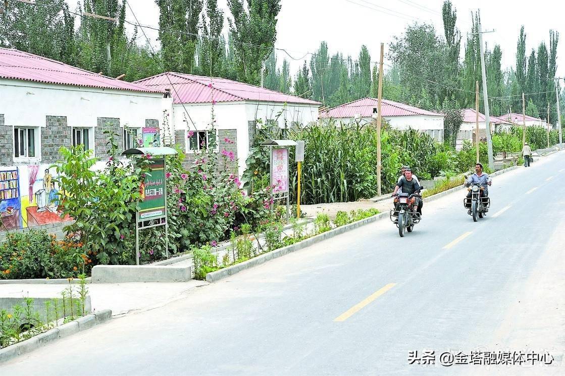 新疆通過實施農村安居工程,切實改善了各族農牧民群眾的住房條件.