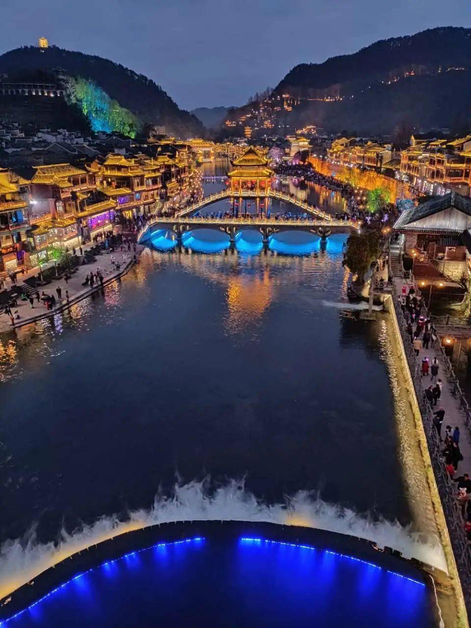 过年放假游凤凰:凤凰古城夜景更亮美,沱江两岸游人暴满_湘西