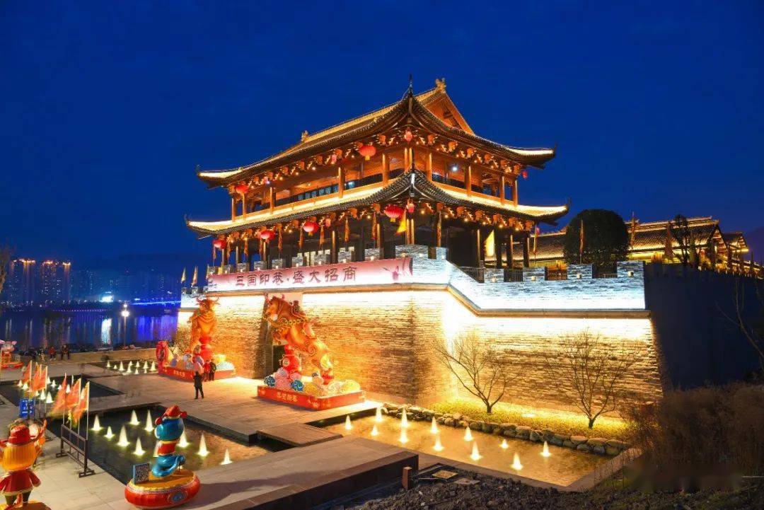 【美爆】逛灯会 过新年,美轮美奂的张飞庙"桃花源"灯光秀,你去打卡了