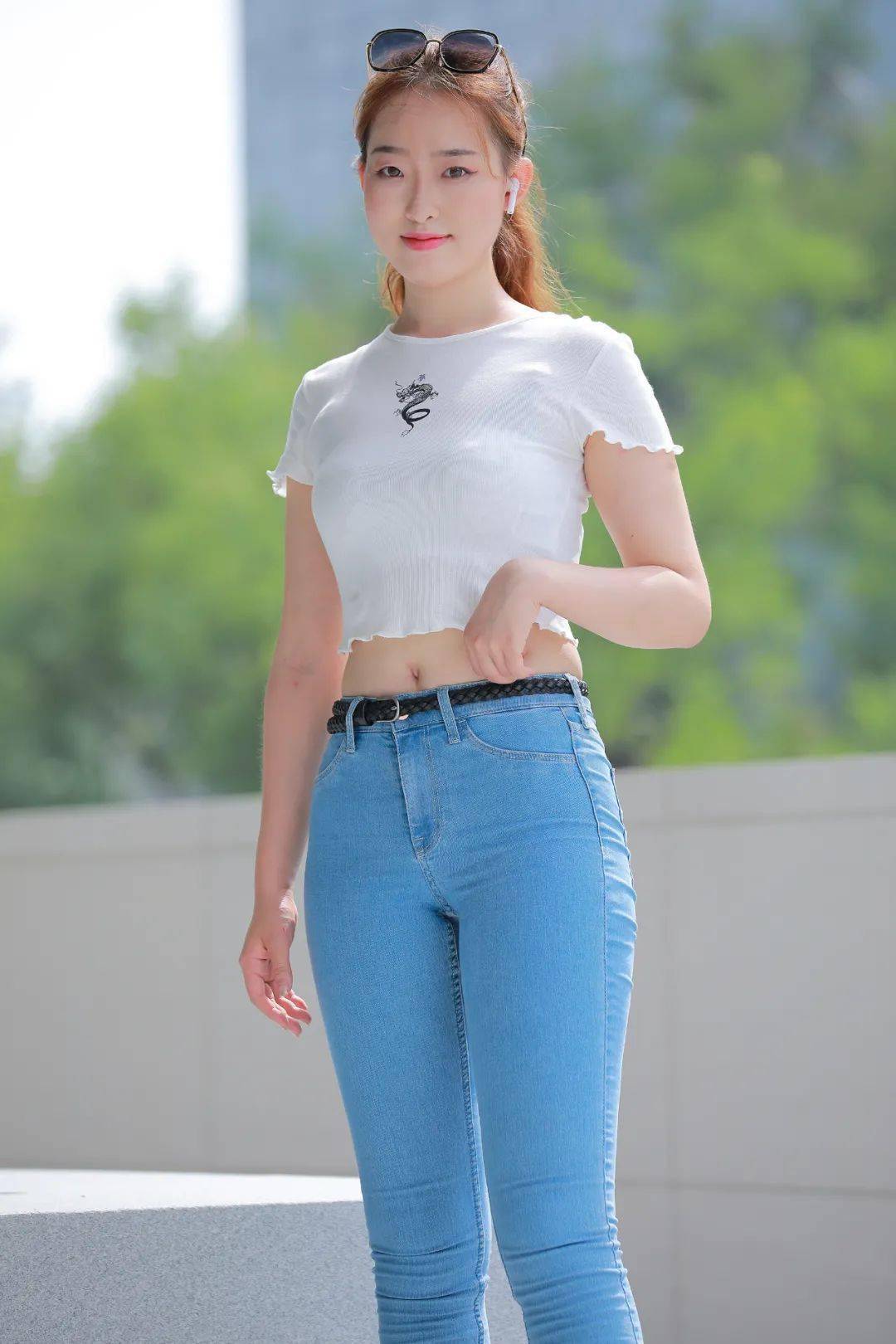 身材丰腴,穿牛仔裤的性感漂亮美女