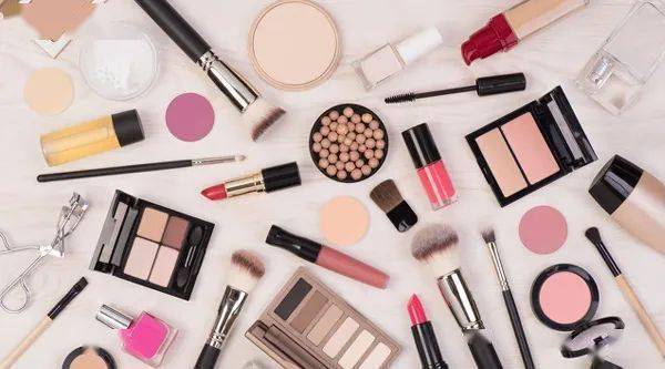 画风奇特 医美火爆 市场唯一女性消费基金却狂买新能源 插座 化妆品去哪了 基金经理