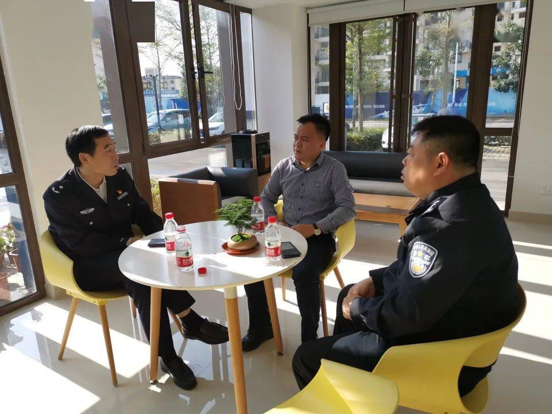 琼海市公安局副局长吕一冰,八大处控股集团海南分公司总经理陈泽扬