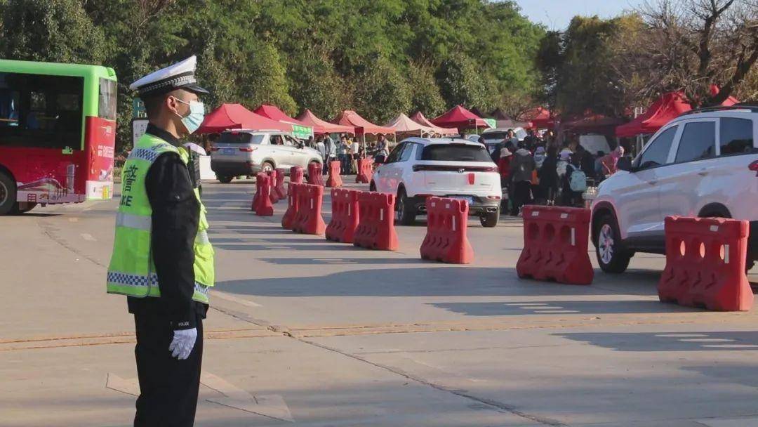 牛年我在岗 | 景区交警执勤忙 坚守岗位保平安