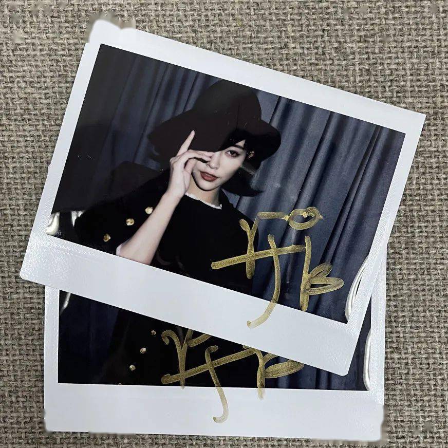 过年宠粉计划 | 许佳琪签名照 & 优雅格子风_手机搜狐网