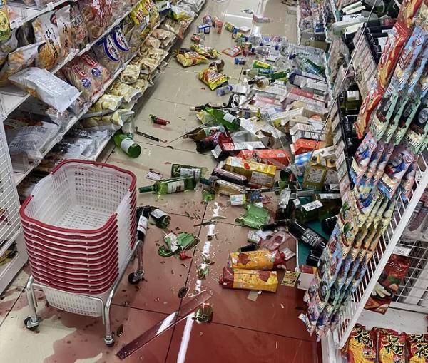 超市里货架上的食品货物散落一地,从破瓶中泄露的红酒四处蔓延