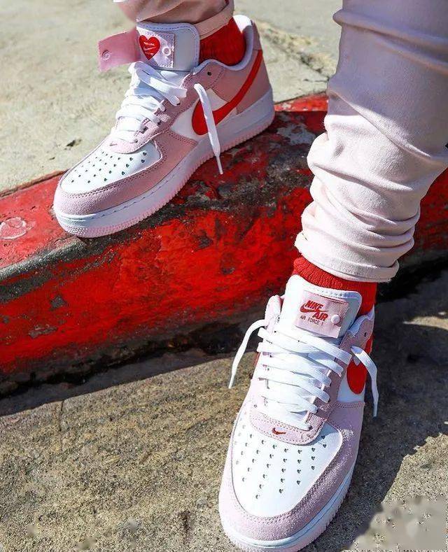 权志龙情人节晒af1王一博近期上脚粉猪粉色球鞋成为当今猛男最爱