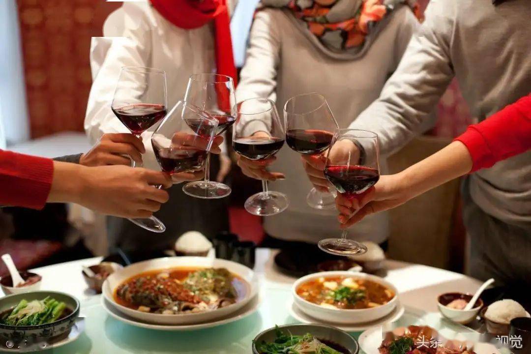 惹人醉适逢新春佳节春意渐浓酒香惹人醉我想举酒三杯敬岁月悠悠第一杯