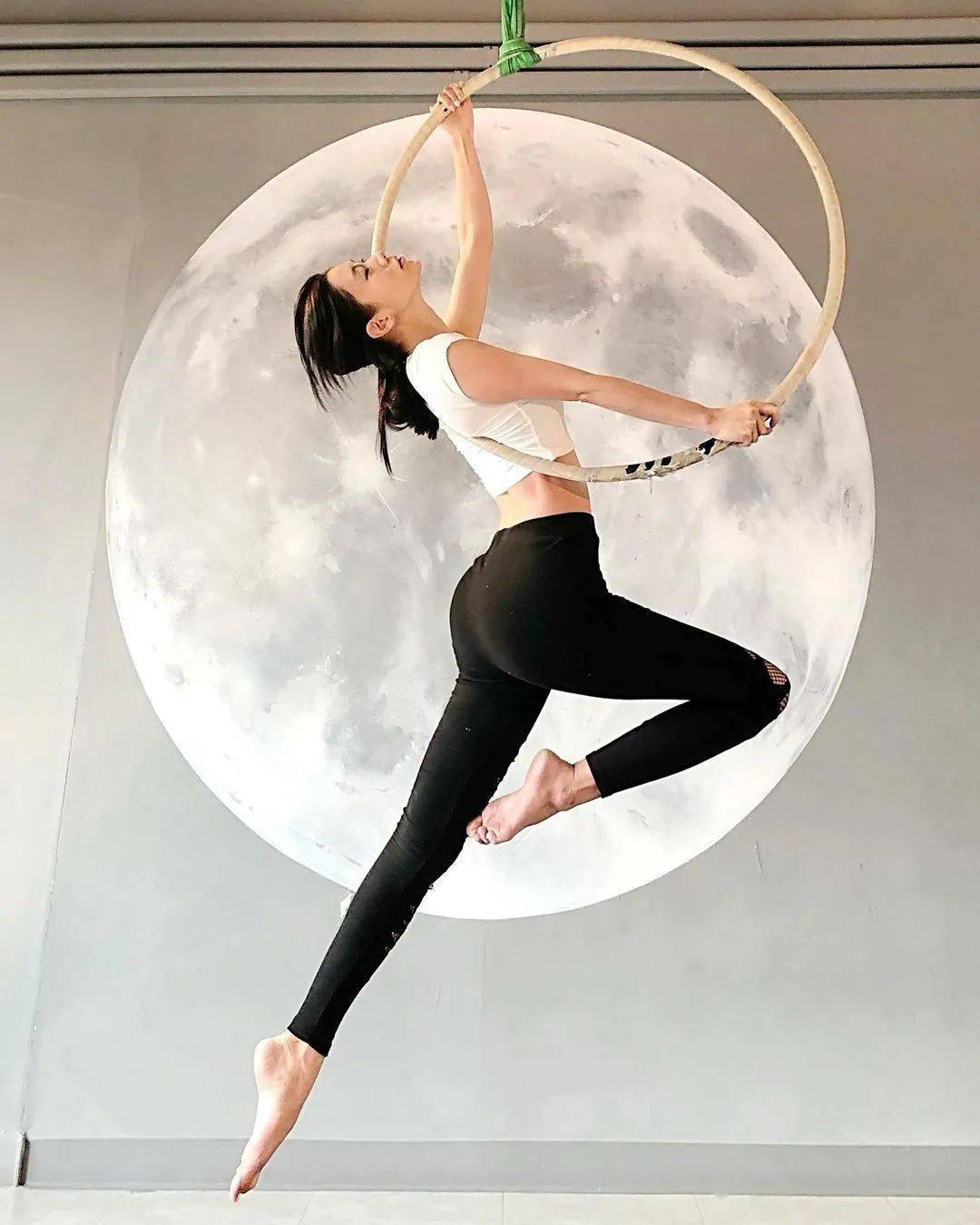 尤其是在身材的保持上,她多年来都有练习瑜伽的习惯,不仅提升了整体的