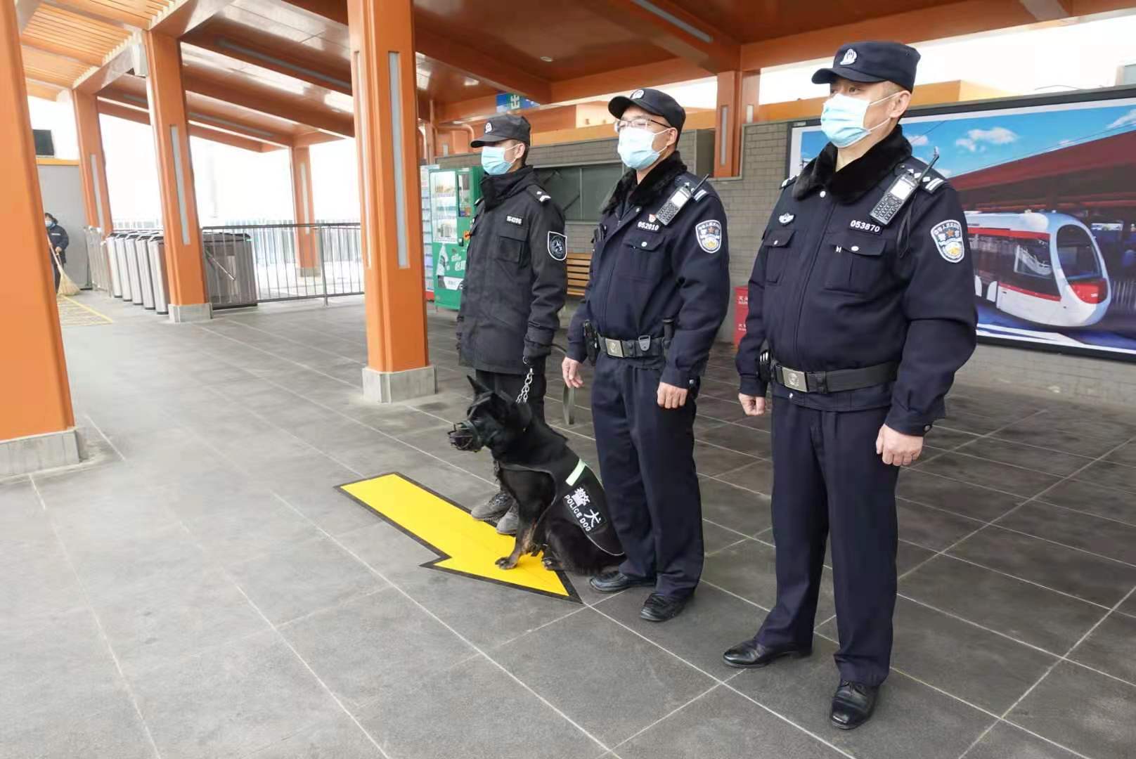 “不管游客多少我们都在”，北京公交民警春节守护西郊线