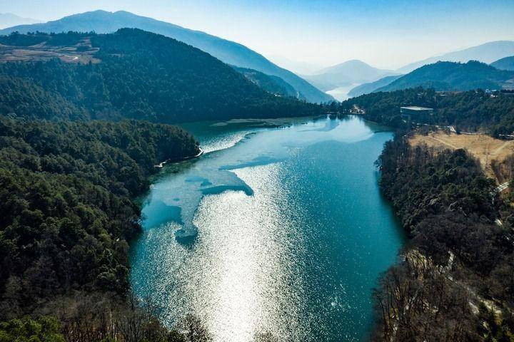 位于四川省凉山彝族自治州冕宁县的彝海.(新华社记者沈伯韩摄)