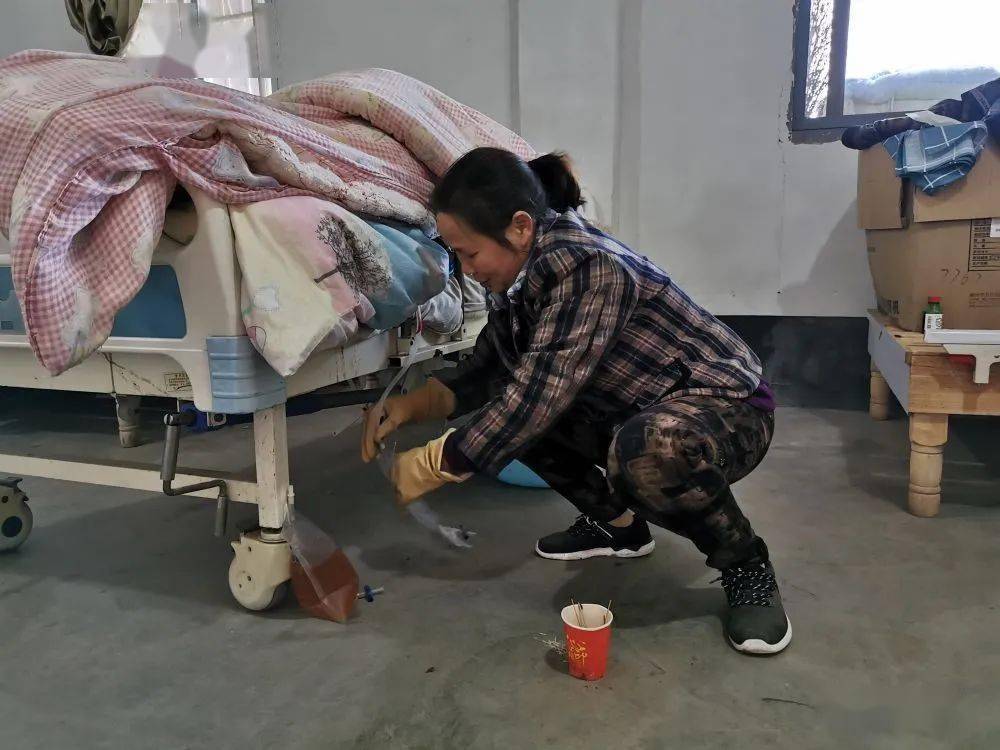 傅兴芳为失能老人更换尿袋"我受国家帮助脱了贫,也想给更多的社会