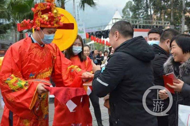 正月初五接财神！这个小镇每年都为游客发红包送祝福