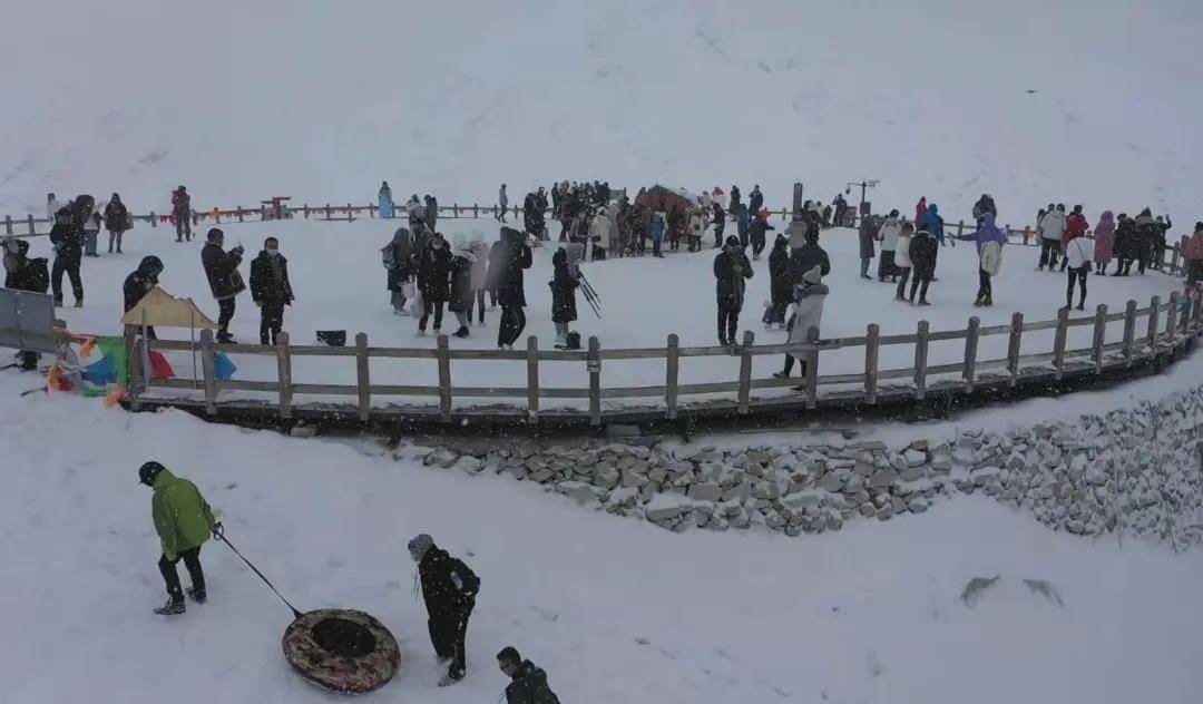 春节期间达古冰川吸引众多游客“打卡”