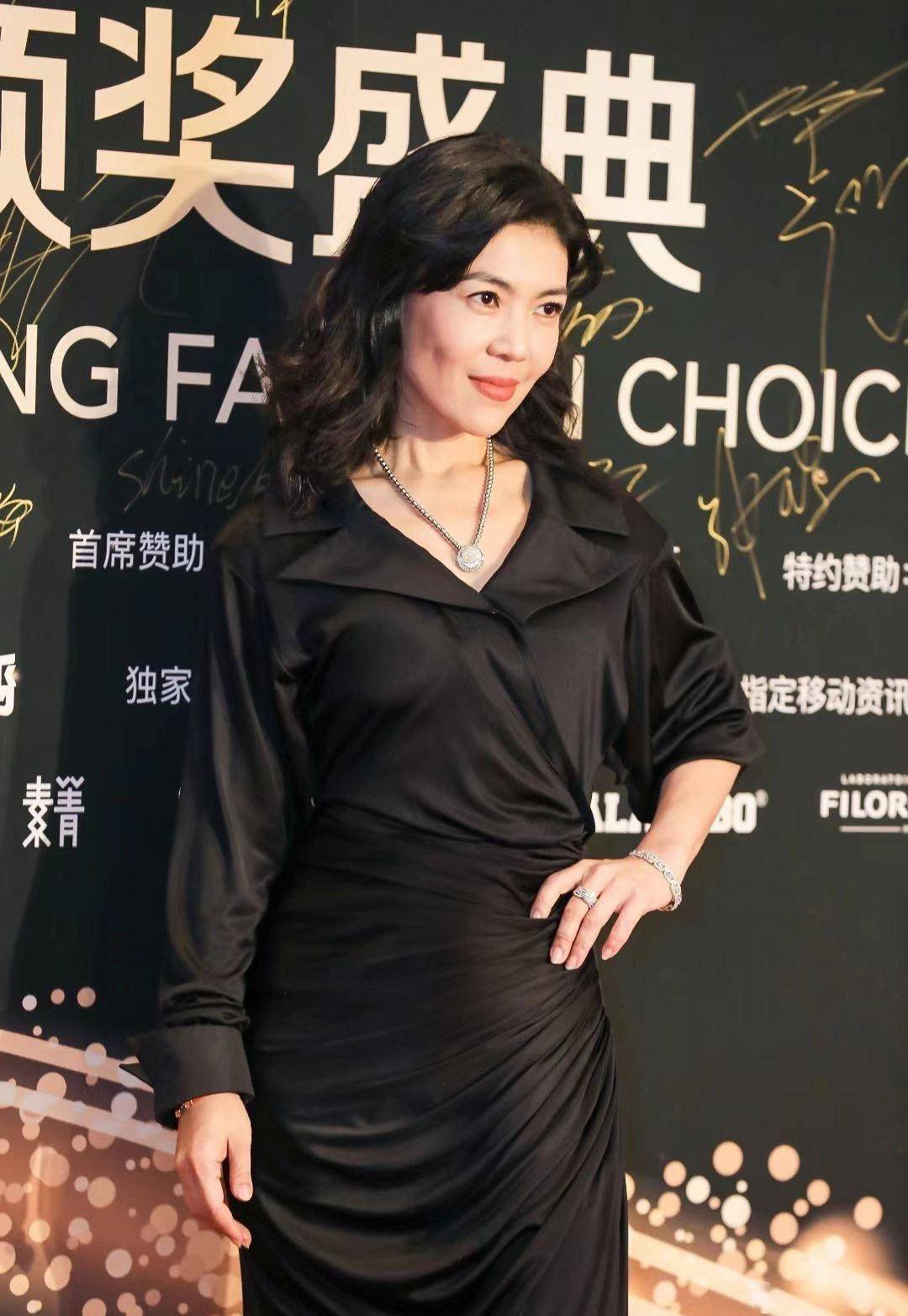 苏芒情人节高调秀恩爱!两只手戴满了金镯子,法国老公头发已花白