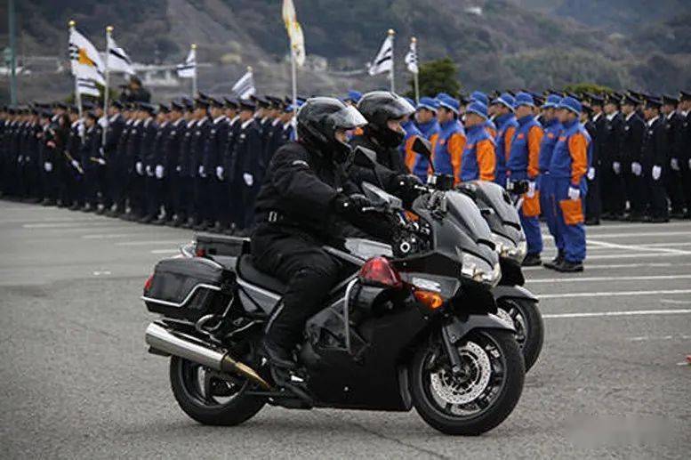 日本警察的忍者摩托车部队 9种警用摩托 像印度军队那样搞比赛 海星摩托之家