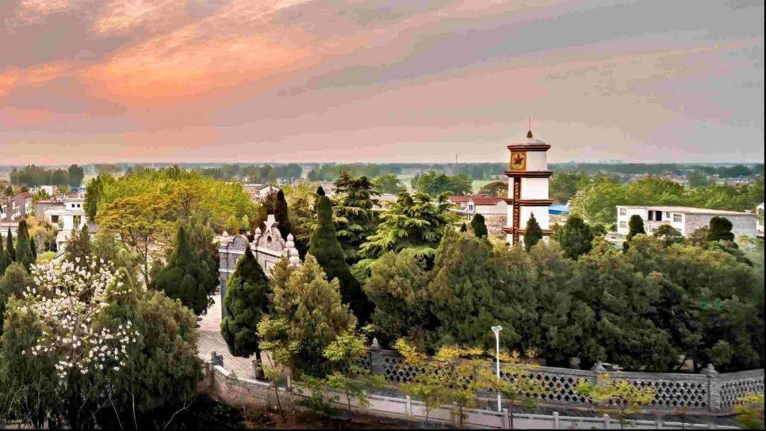 依託三大文化基因,大力發展旅遊業,新建輝山小院,烤茶房,荷花塘,築夢