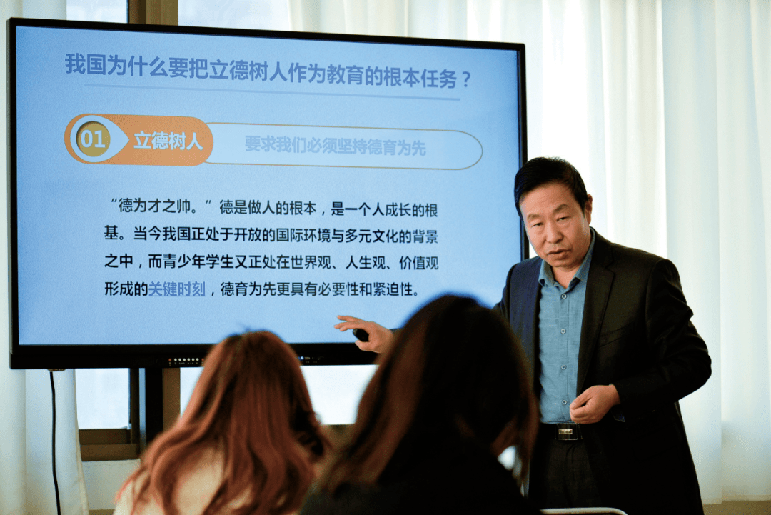 这位校长耗时近30年把自己修炼成一盏生涯规划的灯